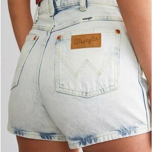 Wrangler festival short light wash high rise size 28